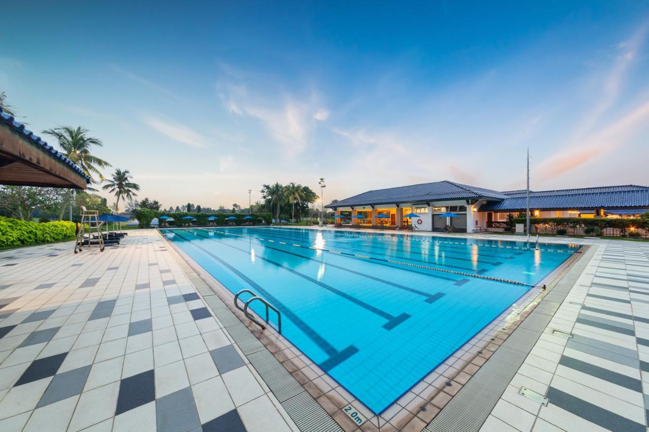 Glenmarie Hotel And Golf Resort Shah Alam Eksteriør billede The swimming pool at the Royal Thai Navy Sports Club